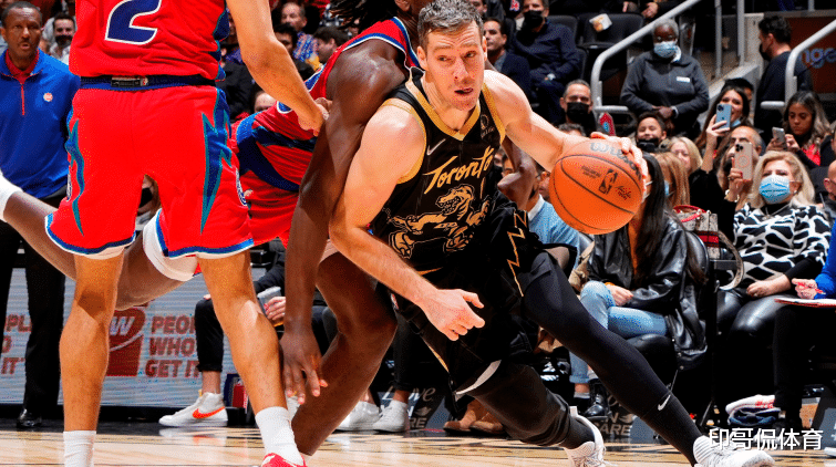 里更像右侧 里更像右侧